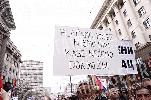 A protest march against e-fiscalization in Serbian markets started from Sava Square, where salesmen gathered near the monument to Stefan Nemanja, who then headed down Nemanja Street, across Slavija to the Presidency building on Andricev Venac, blocki