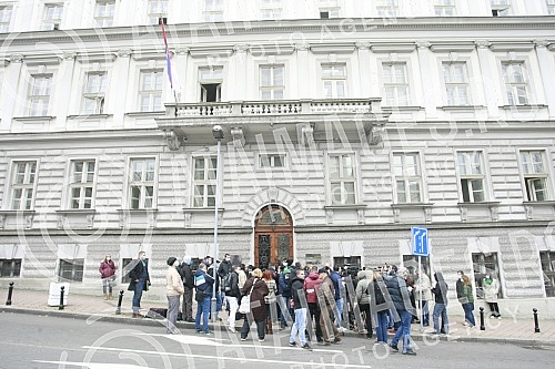 The Association of online workers has submitted its requests for suspension of retroactive tax collection to freelancers of the Ministry of finance.Udruzenje radnika na internetu predalo je svoje zahteve za obustavu retroaktivne naplate poreza fril