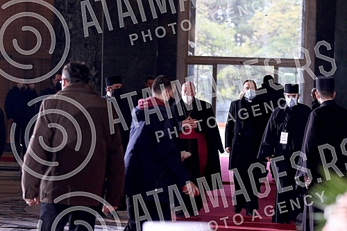 The requiem liturgy for the blessed Patriarch Irinej began at 9 a.m., and the earthly remains of the patriarch will be lowered into the tomb in the crypt of the temple of St. Sava after the service and sermons.Zaupokojena liturgija za blazenopocivs