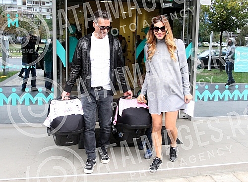 Jovana Joksimovic's exit from the maternity ward after the birth of the twin Ana and Srna.Izlazak Jovane Joksimovic iz porodilista posle porodjaja blizanakinja Ane i Srna