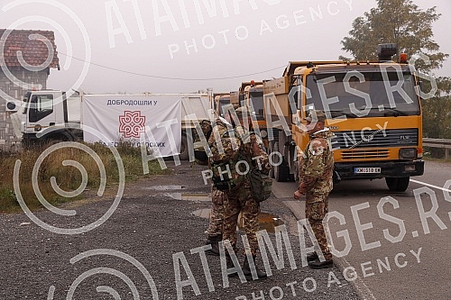 The vehicles with KFOR members arrived at the positions of the special police Rosso, which should soon leave the administrative crossing Jarinje.
Vozila sa pripadnicima Kfora stigla su na polozaje specijalne policije Rosu koje bi uskoro trebalo da n The vehicles with KFOR members arrived at the positions of the special police Rosso, which should soon leave the administrative crossing Jarinje.
Vozila sa pripadnicima Kfora stigla su na polozaje specijalne policije Rosu koje bi uskoro trebalo da n