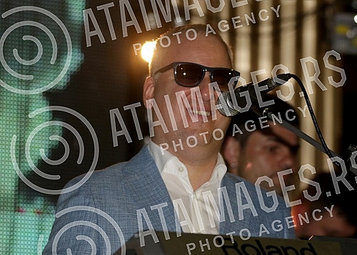 Performance of Sasa Mtic held on raft Port.Nastup Sase Matica na splavu Port.