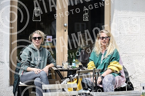 Director Jana Maricic and actress Hristina Popovic are enjoying Saturday with coffee in a cafe in the city center.Rediteljka Jana Maricic i glumica Hristina Popovic uzivaju u subotnjem danu uz kafu u kaficu u centru grada.
