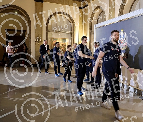 On the terrace of the City Assembly, a solemn reception was organized for the women's basketball team, which won a gold medal at the European Championship. Na terasi Skupstine grada organzovan je svecani docek zenske kosarkaske reprezentacije, koje
