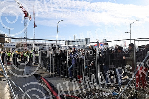 Numerous journalist teams and fans were waiting for Novak Djokovic at the Nikola Tesla Airport, who arrived from Belgrade to Belgrade at around 12:20, after the abolition of visas for Australia.Mnogobrojne novinarske ekipe i fanovi su na aerodromu 