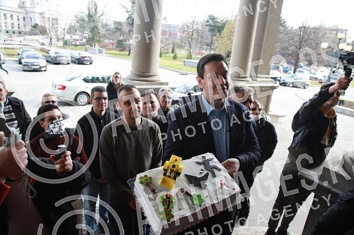 Nemanja Sarovic, leader of the Faith, Love, Hope movement, brought a cake for Goran Vesic for his birthday, which presented symbols of Vesic's leadership of Belgrade - a yellow excavator, demolition in Herzegovina, destruction of institutions, destru Nemanja Sarovic, leader of the Faith, Love, Hope movement, brought a cake for Goran Vesic for his birthday, which presented symbols of Vesic's leadership of Belgrade - a yellow excavator, demolition in Herzegovina, destruction of institutions, destru