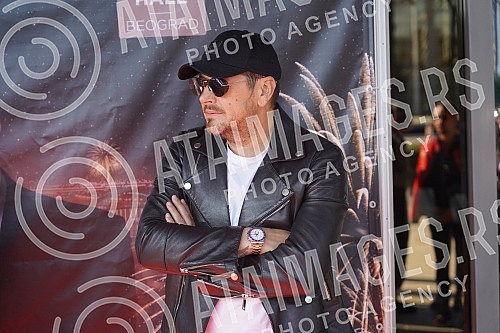 In front of Hall 5 of the Belgrade Fair, a media conference was held where the spectacular reception of 2023 with Aco Pejovic was announced.Ispred hale 5 Beogradskog sajma odrzana je konferencija za medije na kojoj je najavljen spektakularni docek 