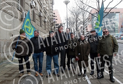 Environmental activists took over from the office of the Government of Serbia all the documentation related to the exploitation of lithium and the projects of the mining company Rio Tinto. Ekoloski aktivisti preuzeli su sa pisarnice Vlade Srbije sv