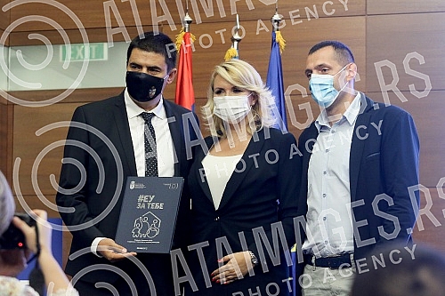 The ceremony of handing over the agreement on the EU donation of 10.2 million euros for 19 local self-government units for social housing and active inclusion projects was held in the Club of Deputies.Ceremonija urucivanja sporazuma o donaciji EU o