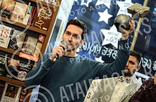 In the bookshop Academy was held ceremonial presenting MTV awards and promotion plate Group SARS.U knjizari Akademija odrzano je svecano urucivanje MTV nagrade i promocija ploce grupe SARS. 