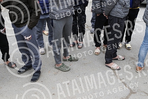 About 500 workers from Vietnam are housed in an improvised settlement near the Linglong construction site in Zrenjanin in overcrowded barracks and extremely inhumane conditions.Oko 500 radnika iz Vijetnama smesteno je u improvizovanom naselju u bli