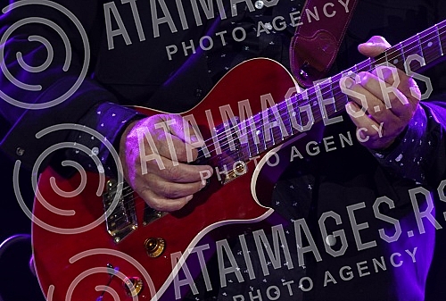 The concert of Vlatko Stefanovski and the V3 trio was held at the Tasmajdan stadium.Koncert  Vlatka Stefanovskog i V3 tria odrzan je na stadionu Tasmajdan. 