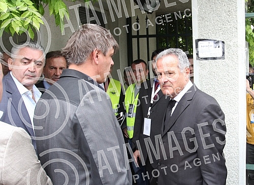 Extraordinary Assembly of Partizan Football Club was held at the Sports Centre Teleoptik.
Vanredna skupstina Fudbalskog kluba Partizan odrzana u Sportskom centru Teleoptik. Extraordinary Assembly of Partizan Football Club was held at the Sports Centre Teleoptik.
Vanredna skupstina Fudbalskog kluba Partizan odrzana u Sportskom centru Teleoptik.