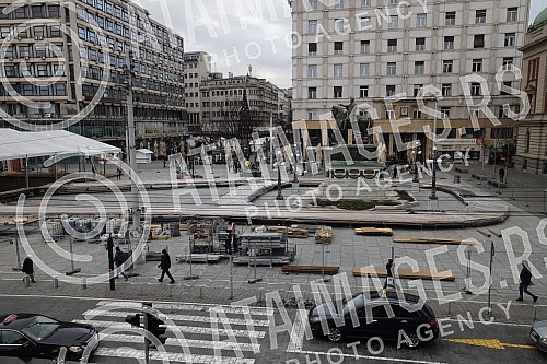 The installation of skating rinks on the Republic Square, which should open on December 25.Postavljanje klizalista na Trgu republike koje bi trebalo da bude otvoreno 25. decembra.