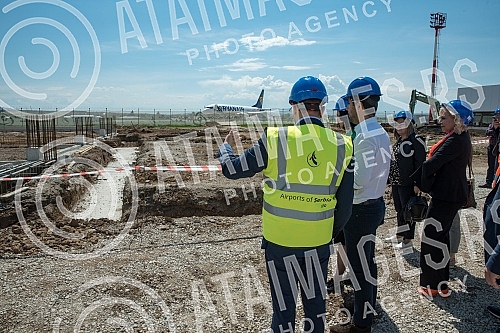 Airports of Serbia organized a tour of the works on the extension of the pier building within the complex of the Constantine the Great Airport in Nis.
Aerodromi Srbije organizovao je obilazak radova na dogradnji pristanisne zgrade u okviru kompleksa Airports of Serbia organized a tour of the works on the extension of the pier building within the complex of the Constantine the Great Airport in Nis.
Aerodromi Srbije organizovao je obilazak radova na dogradnji pristanisne zgrade u okviru kompleksa