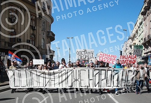 The protest against e-fiscalization on the markets of Serbia started in front of TC Usca, and then the participants in the protest crossed Branko's bridge and headed towards the building of RTS.
Protest protiv e-fiskalizacije na pijacama Srbije kren The protest against e-fiscalization on the markets of Serbia started in front of TC Usca, and then the participants in the protest crossed Branko's bridge and headed towards the building of RTS.
Protest protiv e-fiskalizacije na pijacama Srbije kren