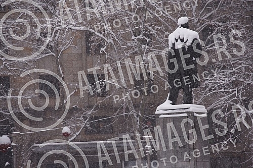 Snow in Belgrade has been falling for the second day, the central roads have been cleared, sidewalks are being cleaned.Sneg u Beogradu pada vec drugi dan, centralne sabracajnice su rasciscene, ciste se trotoari