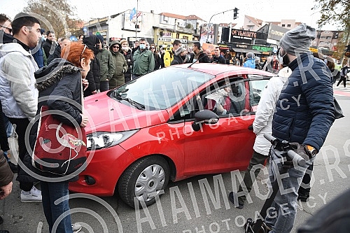 In Novi Sad, the blockade of the crossroads near Futoska pijaca was held from 1 pm to 2 pm, and then the walk along Jevrejska Street, Jovana Subotica Street to the Temerin Crossroads started. U Novom Sadu je odrzana blokada raskrsnice kod Futoske p