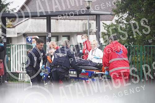 After the attack on the police officers, they were taken care of at the Sremcica Health Center, from where they were transferred to the Emergency Center.Posle napada na policijske sluzbenike oni su zbrinuti u Domu zdravlja Sremcica, odakle su potpo