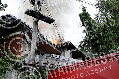 Fire in a private house in Ilije Djuricica Street in Belgrade's Zarkovo neighborhood, Cukarica municipality.Pozar u privatnoj kuci u ulici Ilije Djuricica u beogradskom naselju Zarkovo, opstina Cukarica.