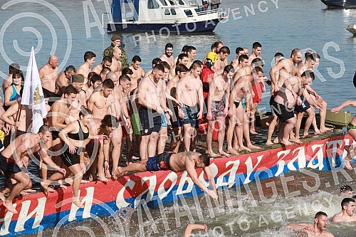 The traditional swimming for the Epiphany for the Holy Cross was held in Zemun, organized by the Municipality of Zemun, the Church of the Holy Father Nikolaj and SVEBOR Alliance of Belgrade.U Zemunu je odrzano tradicionalno plivanje na Bogojavljenj