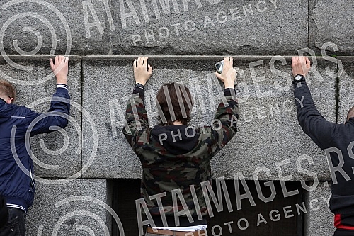 The police blocked the opponents of Europride in the central city streets, and some of them were detained.Policija je blokirala protivnike Europrajda u centralnim gradskim ulicama, a neki od njih su i privedeni.