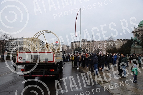 Street artist and architect Andrej Josifovski, better known as the Pianist, set up a new, unusual installation in front of the National Assembly of Serbia as part of the 