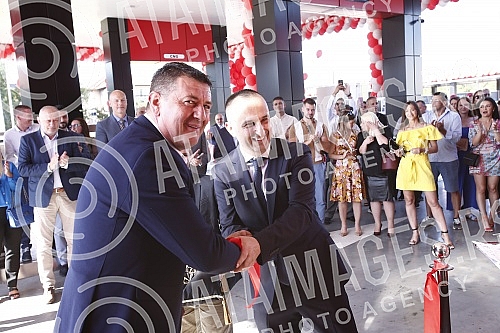 Posta Srbije and Knez Petrol have signed a business cooperation agreement that provides for the expansion of the postal network and services of Posta Srbije through the network of Knez Petrol gas stations.Posta Srbije i Knez petrol potpisali su ugo