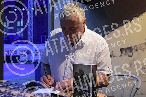 Singer Zoran Predin held a promotion of the book - Mongolian stains in the courtyard of the University and then a songwriting concert.Pevac Zoran Predin odrzao je promociju knjige - Mongolske mrlje u dvoristu Univerziteta a zatim i kantautorski konc