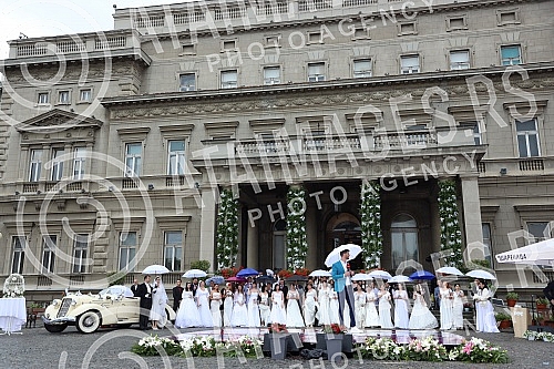In front of the Old Palace, the event Wedding for Imagination - 21st Collective Wedding was held.Ispred Starog dvora odrzana je manifestacija Svadba za mastanje - 21. Kolektivno vencanje.