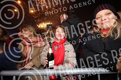 Citizens and tourists in Banja Luka welcomed the New Year 2022 on Krajina Square to the music of regional stars Petra Grasa and Neda Ukraden.Gradjani i turisti u Banjaluci docekali su Novu 2022. godinu na Trgu Krajine uz muziku regionalnih zvezda P