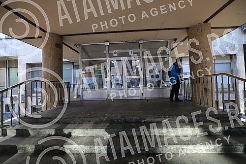 This morning, at seven o'clock, polling stations were opened for voting in the republican referendum on changing the Constitution, in the part related to justice.Jutros u sedam casova otvorena su biracka mesta za glasanje na republickom referendumu