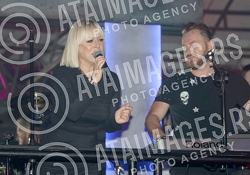 Performance of Sladja Allegro (Sladjana Dragas) held on raft Kartel.Nastup Sladje Allegro na splavu Kartel.