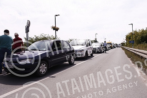 Farmers continued their blockade on the bridge over the Thames in Pancevo.Poljoprivrednici su nastavili blokadu na mostu preko Tamisa u Pancevu.
