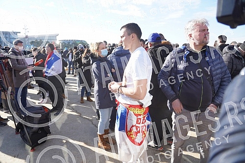 Numerous journalist teams and fans were waiting for Novak Djokovic at the Nikola Tesla Airport, who arrived from Belgrade to Belgrade at around 12:20, after the abolition of visas for Australia.Mnogobrojne novinarske ekipe i fanovi su na aerodromu 