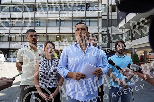 Serbian coalition NADA consisting of New DSS, POKS of Vojislav Mihailovic and 25 citizens' associations, organized a media conference in front of the City Administration, where it sent a request to the city authorities in Belgrade to extend the prote