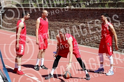 Red Star basketball players are returning to rhythm during training after a two-month break due to coronavirus pandemic. Kosarkasi Crvene zvezde se na treningu vracaju  u ritam posle dvomesecne pauze zbog pandemije korona virusa.