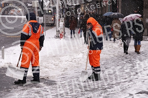 Snow in Belgrade has been falling for the second day, the central roads have been cleared, sidewalks are being cleaned.Sneg u Beogradu pada vec drugi dan, centralne sabracajnice su rasciscene, ciste se trotoari
