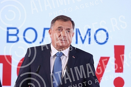 Milorad Dodik, the president of SNSD and the candidate of this political party for the president of Republika Srpska, announced the election victory tonight.Milorad Dodik, predsednik SNSD-a i kandidat ove politicke partije za predsednika Republike 