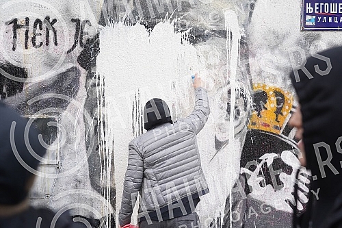 A group of young people gathered on the corner of Njegoseva and Aleksa Nenadovic and started cleaning the mural with the image of Ratko Mladic, on which a bucket of paint was thrown. Grupa mladih se okupila na uglu Njegoseve i Alekse Nenadovica i p