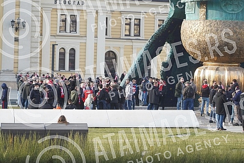 During the works on the reconstruction of Savska Street, a water pipe burst, and tram traffic was suspended on that route.Navijaci fudbalskog kluba Crvena zvezda okupljaju se kod spomenika Stefanu Nemanji odakle ce krenuti na stadion Rajko Mitic gd