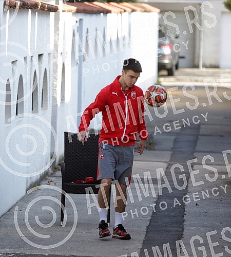 Former Red Star footballer, currently part of the team of Danish second baseman Andrija Rajovic, son of singer Boban Rajovic, practices with the ball outside the house.Bivsi fudbaler Crvene zvezde, trenutno deo ekipe danskog drugoligasa Andrija Rajo