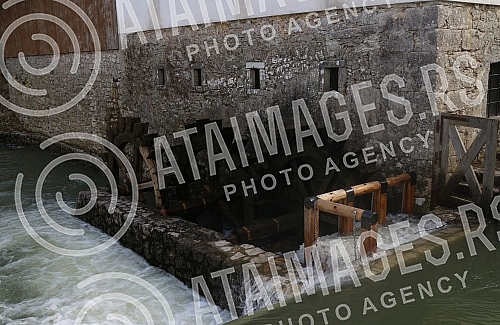 Postojna Cave, the largest exhibition cave in Europe, is located near the town of Postojna.Postojnska jama, najveca izlozbena pecina u Evropi, nalazi se kod grada Postojne.