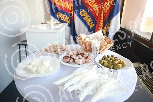 A press conference on the occasion of tasting dried meat from the smokehouse of Dragan Markovic Palma was held in the premises of United Serbia in Belgrade.Konferencija za medije povodom degustacije suvog mesa iz pusnice Dragana Markovica Palme odr