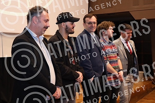 Distributor house Delius film organized a press conference on the occasion of the premiere of the film Surrounded, which is scheduled for April 13 at the Cineplexx cinema Belgrade Gallery.Distributerska kuca Delius film organizovala je konfereciju 
