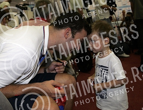 Dolazak srpske vaterpolo reprezentacije na aerodrom 