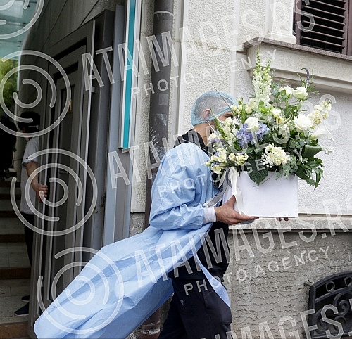 Bogdana Razanatovic left the maternity hospital with her son Zeljko accompanied by her husband Veljko Raznatovic and mother-in-law Svetlana Raznatovic - Cece.Bogdana  Razanatovic je sa sinom Zeljkom iz porodilista izasla u pratnji supruga Veljka Ra