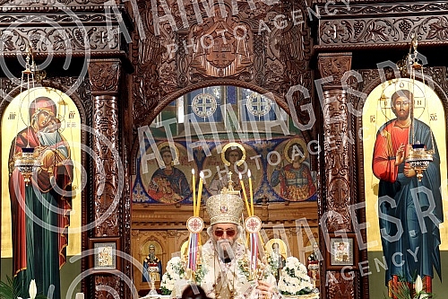 Bishop Jefrem of Banja Luka served the midnight Easter liturgy in the Church of Christ the Savior.Vladika banjalucki Ðefrem sluzio je ponocnu uskrsnju liturgiju  u Hramu Hrista Spasitelja.