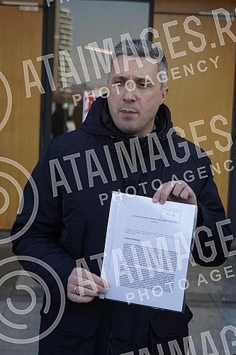 The president of the Serbian movement Dveri, Bosko Obradovic, held a press conference in front of the Second Basic Public Prosecutor's Office, on the occasion of filing criminal charges for theft in a referendum.Predsednik Srpskog pokreta Dveri Bos