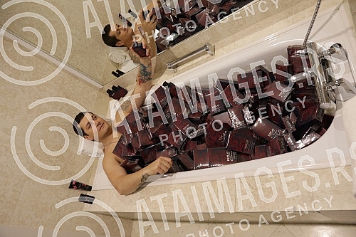 Singer Aco Pejovic filming a tv spot for perfume.Pevac Aco Pejovic na snimanju spota za parfem.